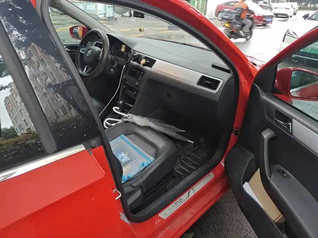 Rapid 2014 1.6L Automatic Luxury Edition — миниатюра 20