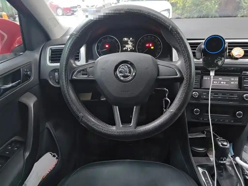 Rapid 2014 1.6L Automatic Luxury Edition — миниатюра 3