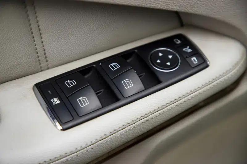 Mercedes-Benz E-Class 2010 E 300 L Fashion Edition — миниатюра 28
