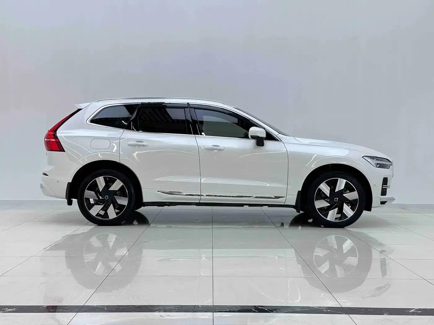 2024 Volvo XC60 Plug-in Hybrid T8 Plug-in Hybrid Long Range AWD Inscription Luxury Edition — миниатюра 5