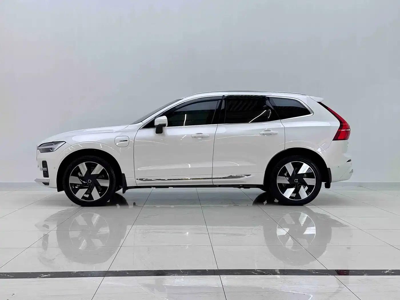 2024 Volvo XC60 Plug-in Hybrid T8 Plug-in Hybrid Long Range AWD Inscription Luxury Edition — миниатюра 6