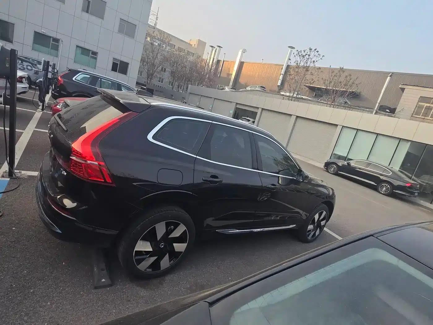 2025 Volvo XC60 Plug-in Hybrid, Long Range AWD Inscription Luxury Edition — миниатюра 5