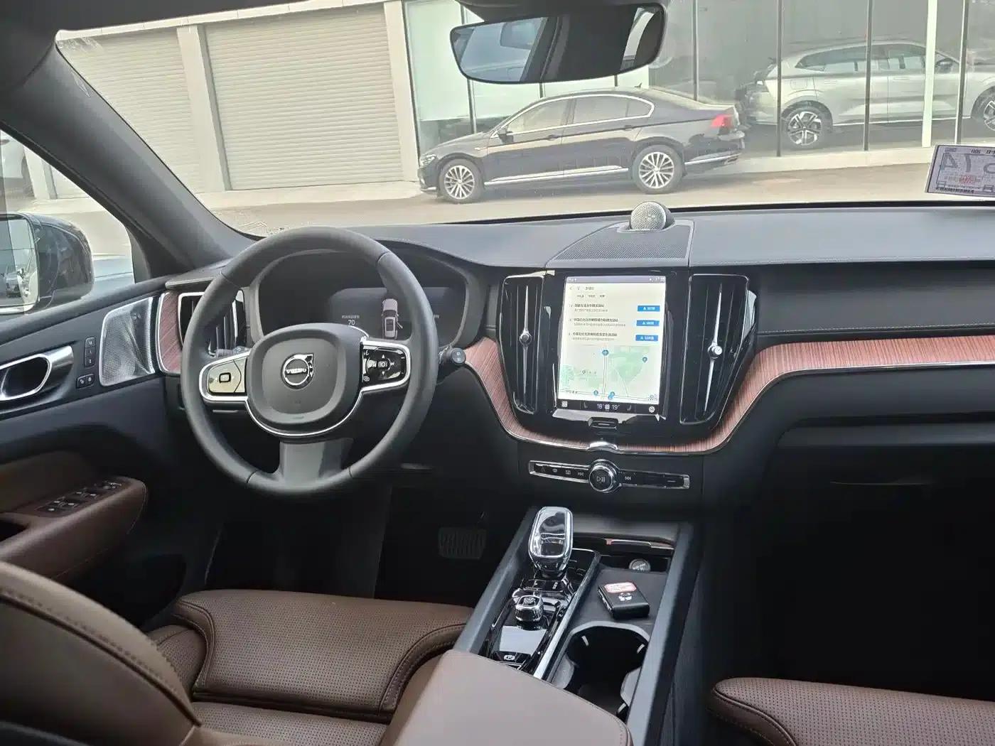 2025 Volvo XC60 Plug-in Hybrid, Long Range AWD Inscription Luxury Edition — миниатюра 6