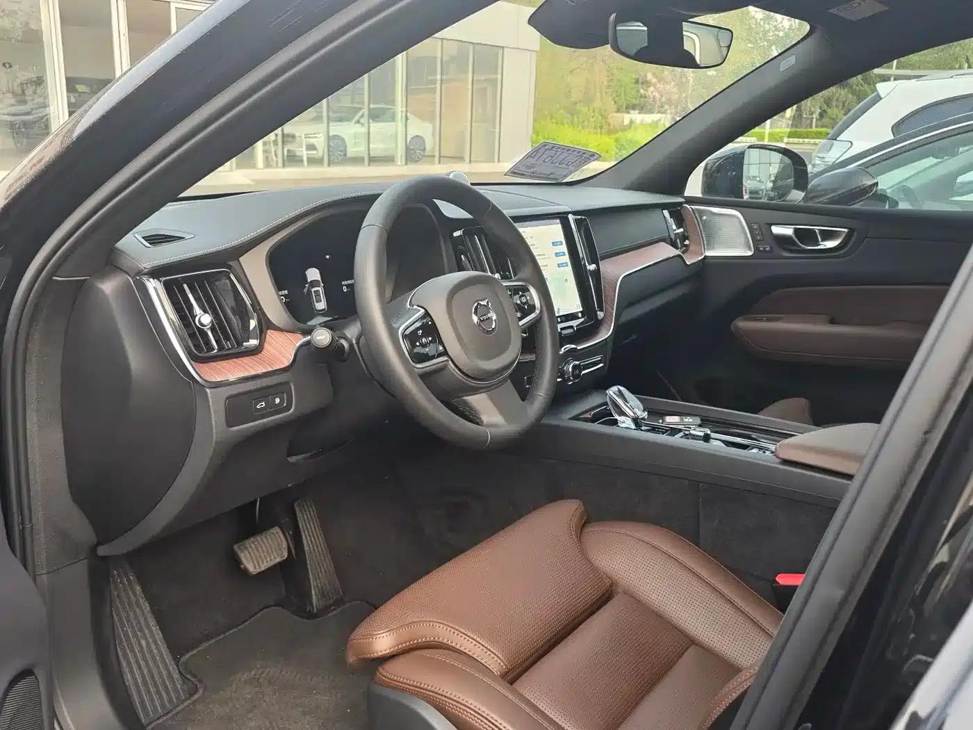 2025 Volvo XC60 Plug-in Hybrid, Long Range AWD Inscription Luxury Edition — миниатюра 7