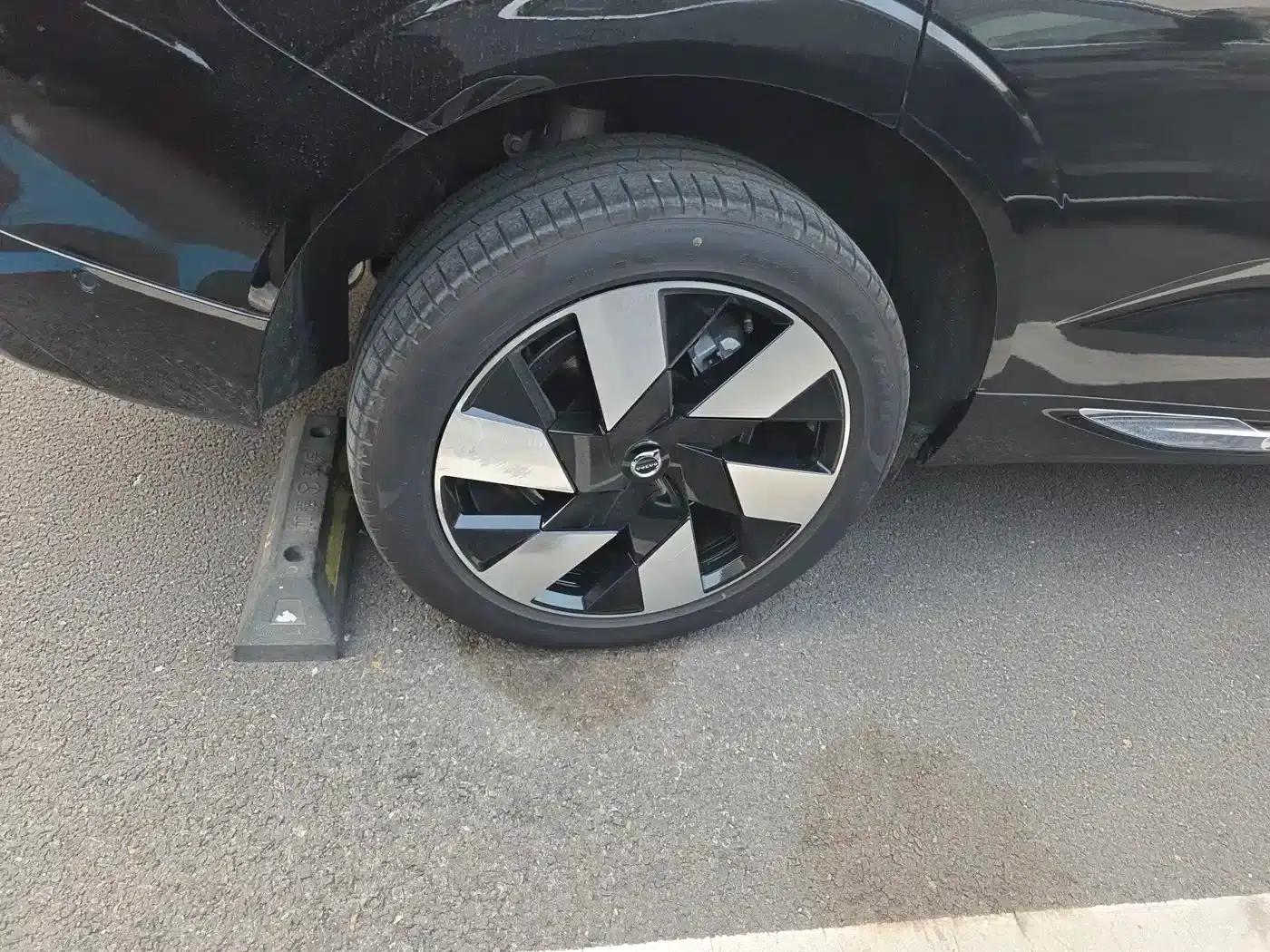 2025 Volvo XC60 Plug-in Hybrid, Long Range AWD Inscription Luxury Edition — миниатюра 10