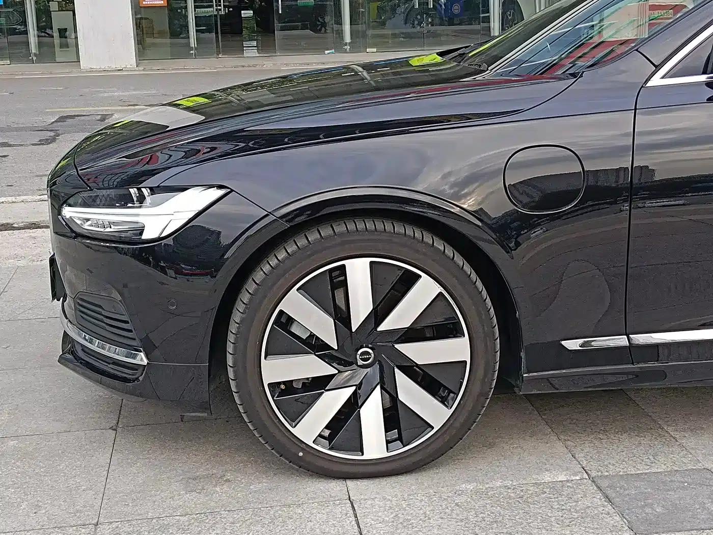 2024 Volvo S90 Plug-in Hybrid, All-Wheel Drive, Long Range, Inscription Luxury Edition — миниатюра 4