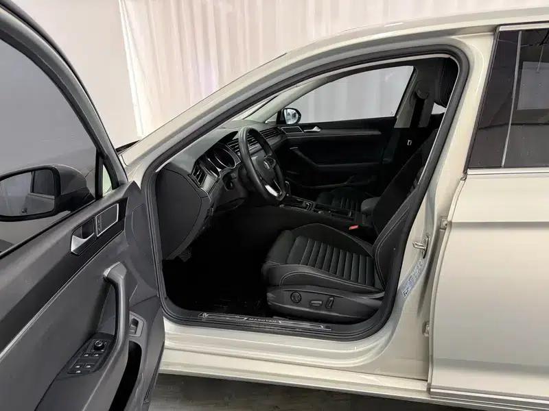 2020 Volkswagen Passat 330TSI DSG Leading Edition — миниатюра 17
