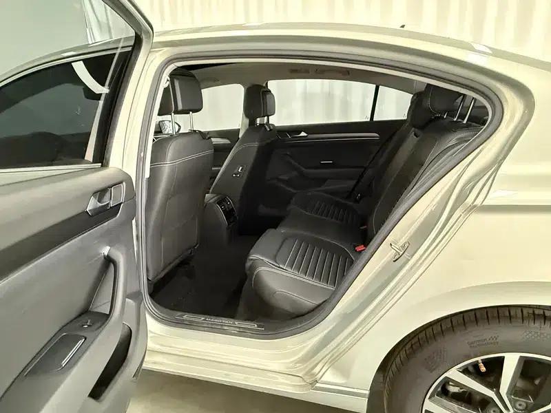 2020 Volkswagen Passat 330TSI DSG Leading Edition — миниатюра 18