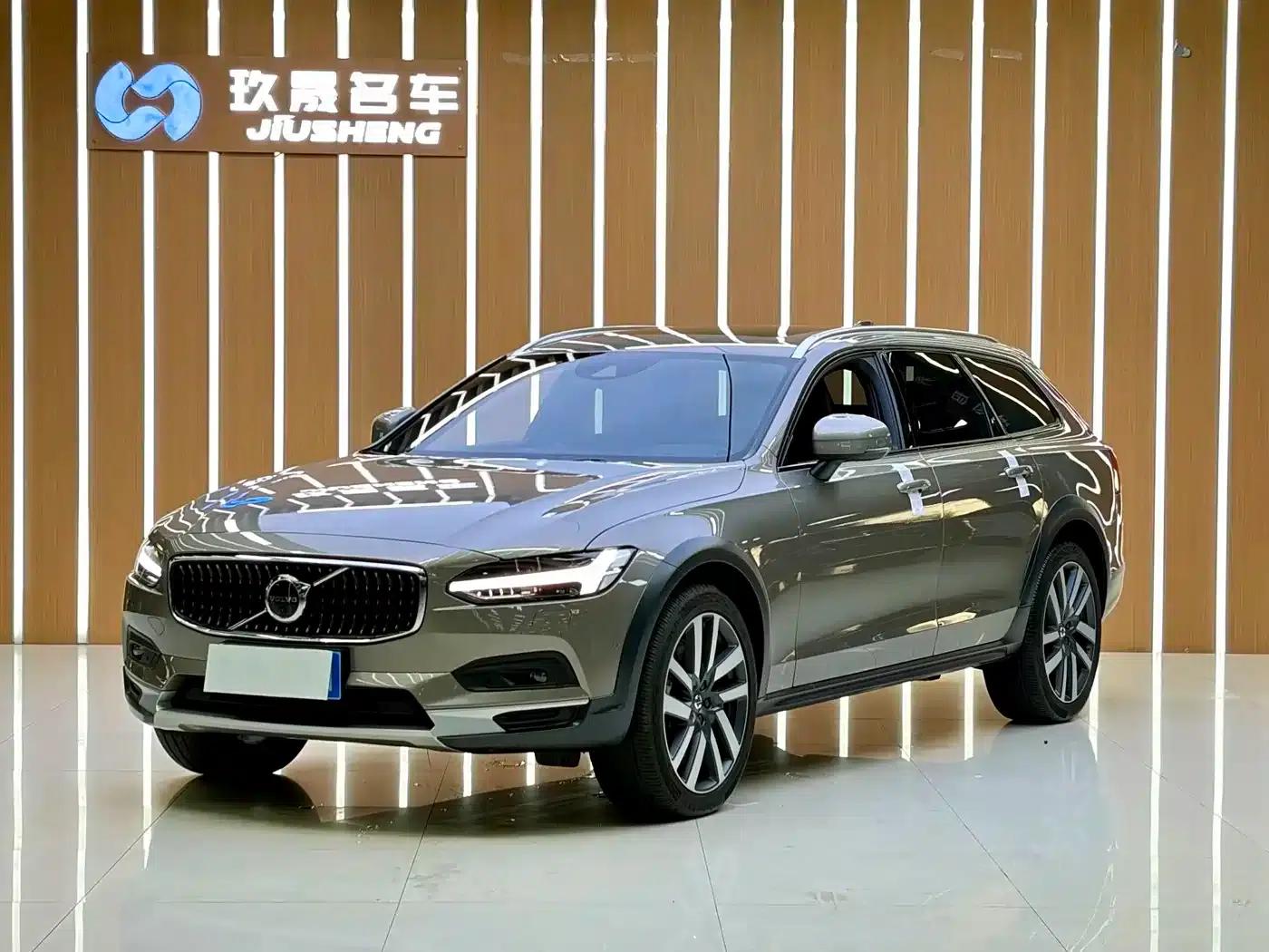 2021 Volvo V90 Cross Country B5 AWD Ultimate Edition — миниатюра 1