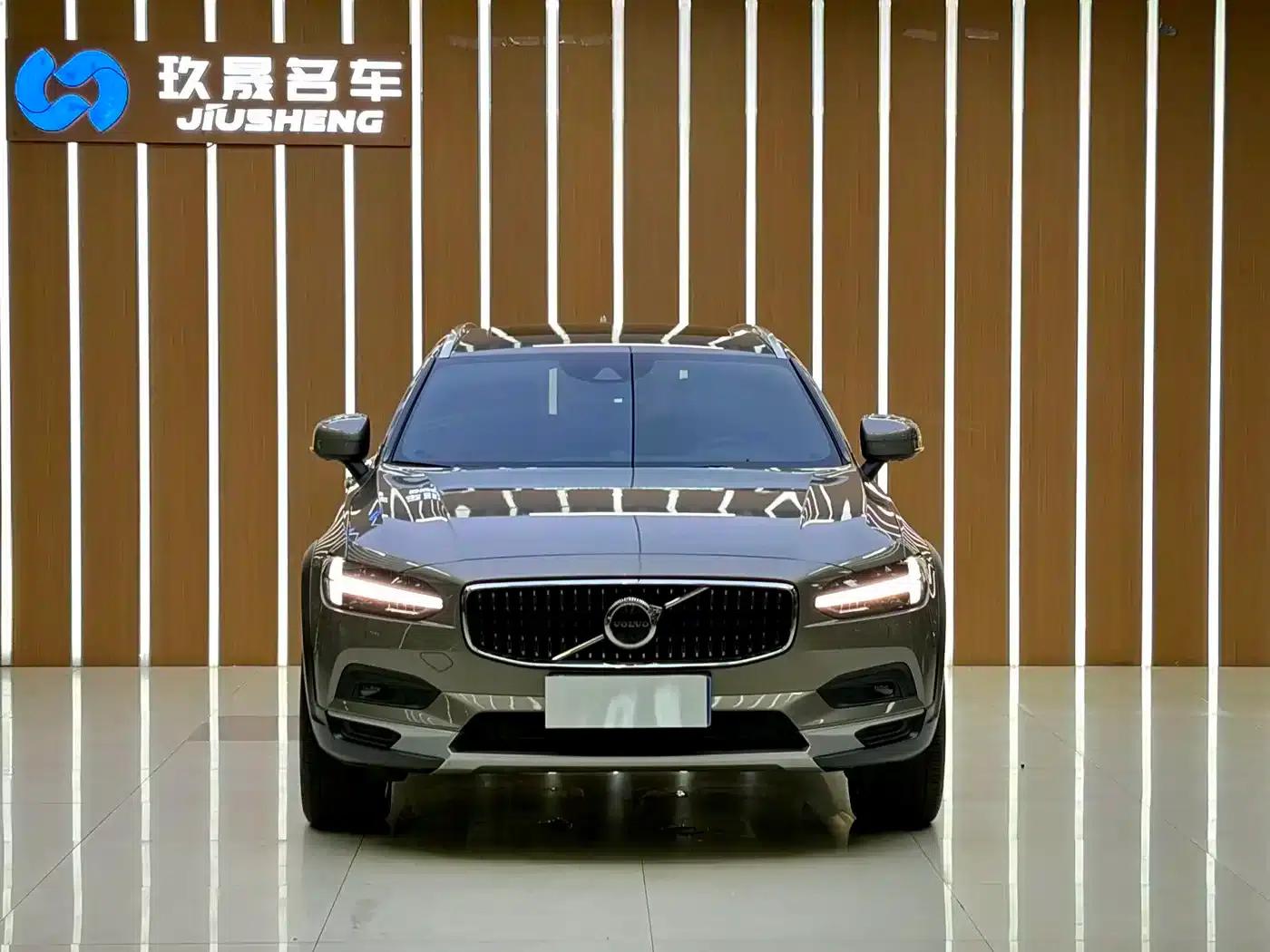 2021 Volvo V90 Cross Country B5 AWD Ultimate Edition — миниатюра 2