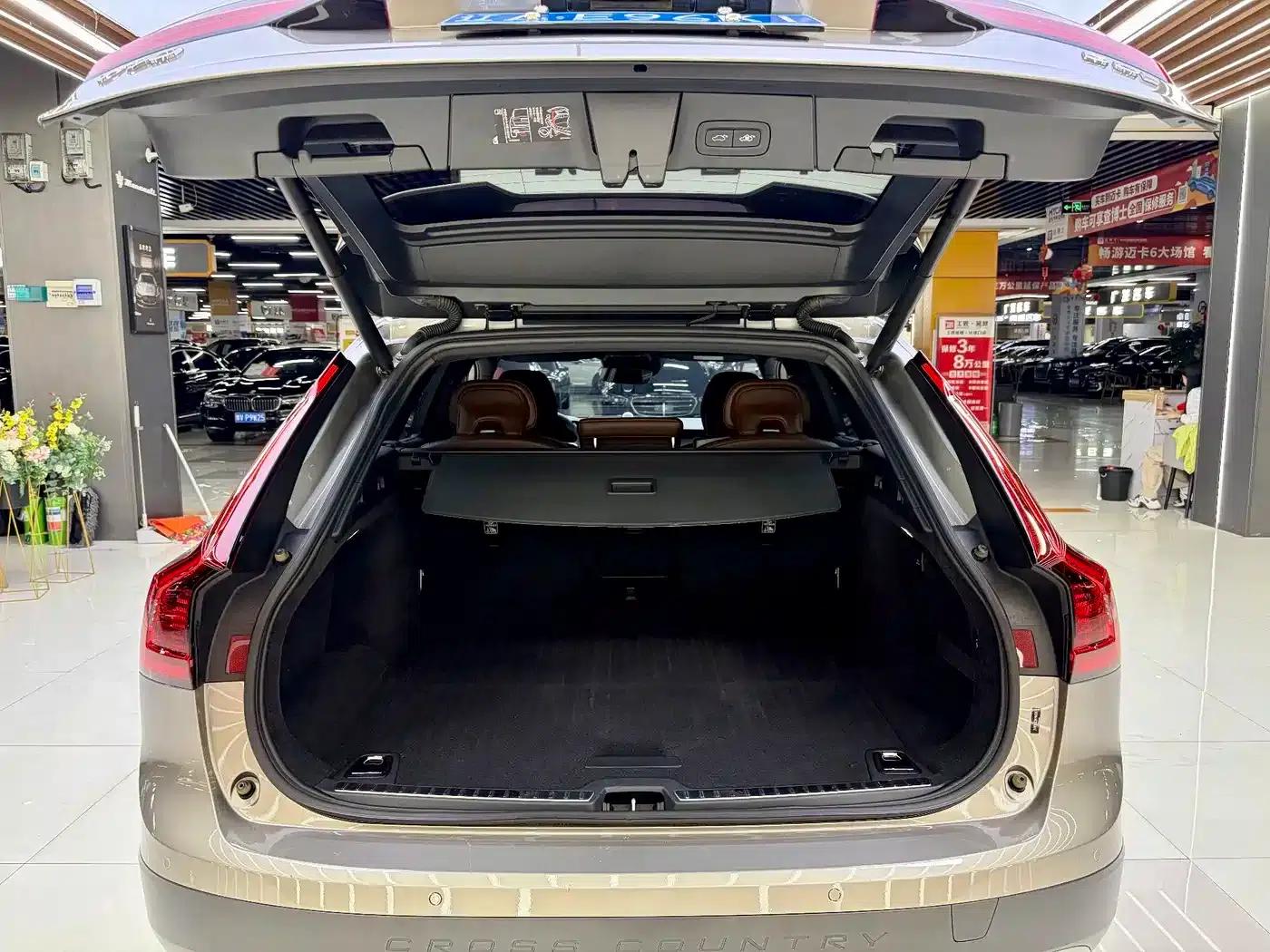 2021 Volvo V90 Cross Country B5 AWD Ultimate Edition — миниатюра 12