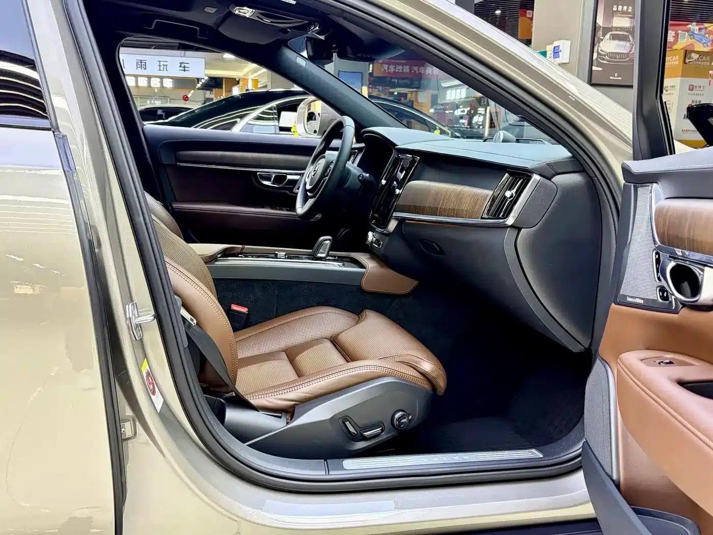 2021 Volvo V90 Cross Country B5 AWD Ultimate Edition — миниатюра 13