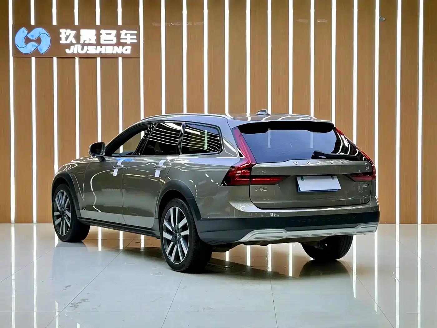2021 Volvo V90 Cross Country B5 AWD Ultimate Edition — миниатюра 20