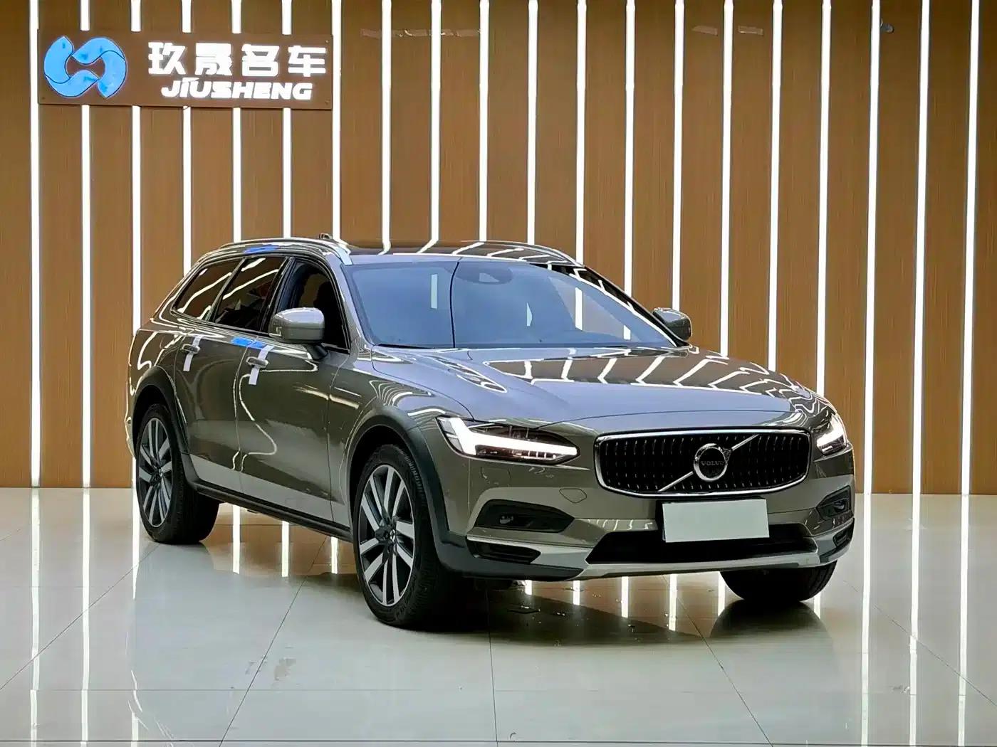 2021 Volvo V90 Cross Country B5 AWD Ultimate Edition — миниатюра 3