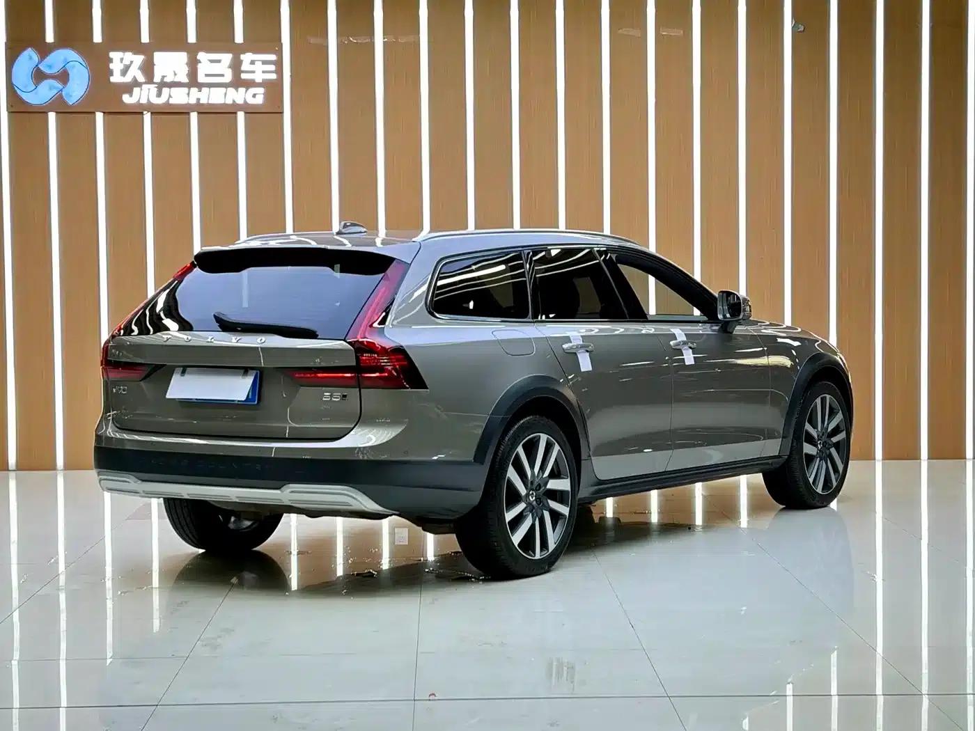 2021 Volvo V90 Cross Country B5 AWD Ultimate Edition — миниатюра 22