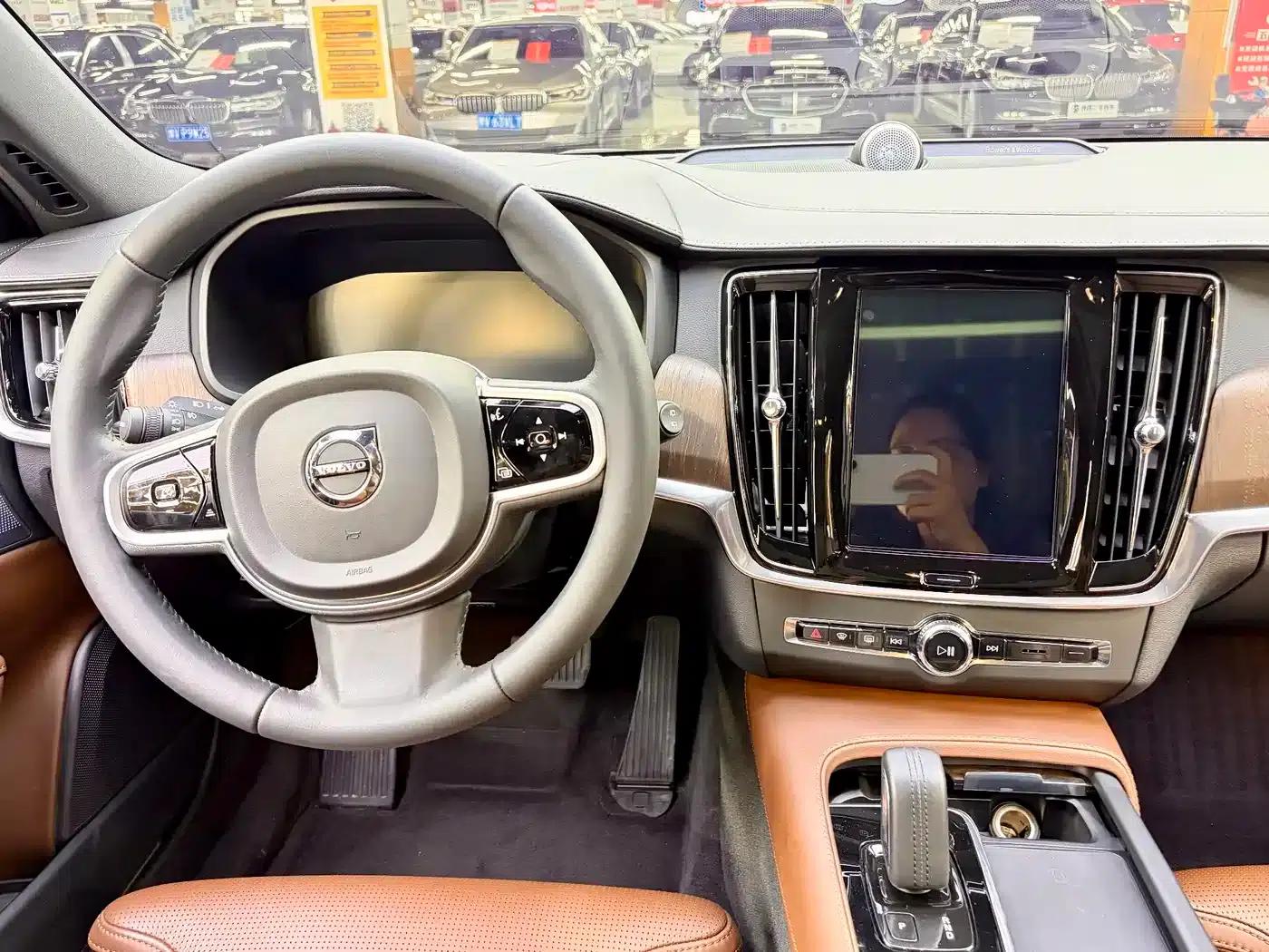 2021 Volvo V90 Cross Country B5 AWD Ultimate Edition — миниатюра 6