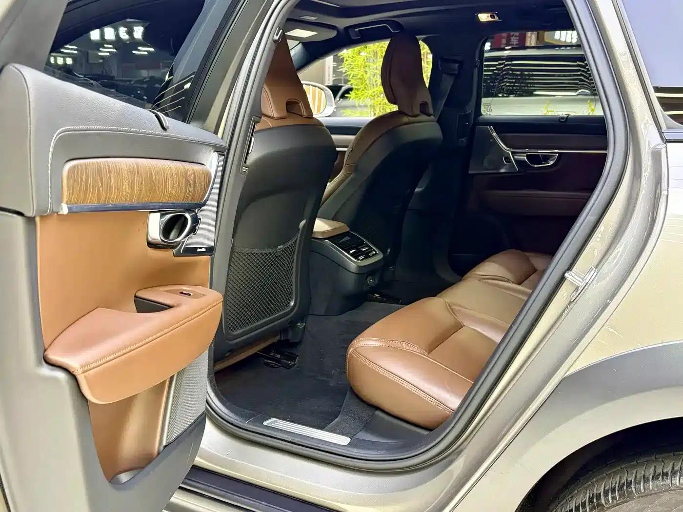 2021 Volvo V90 Cross Country B5 AWD Ultimate Edition — миниатюра 9