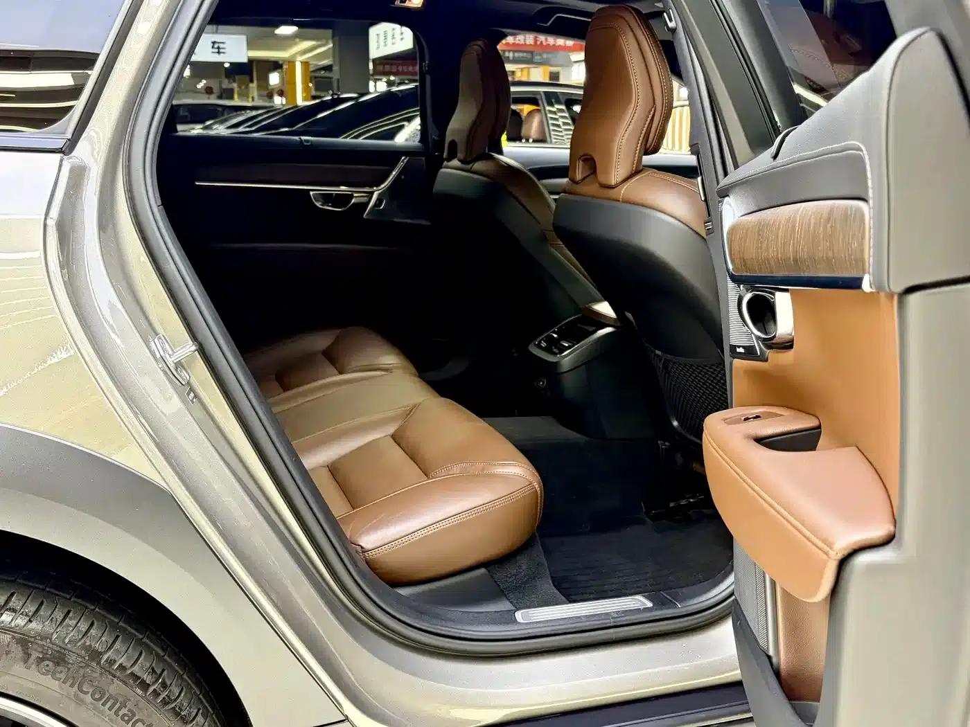 2021 Volvo V90 Cross Country B5 AWD Ultimate Edition — миниатюра 10