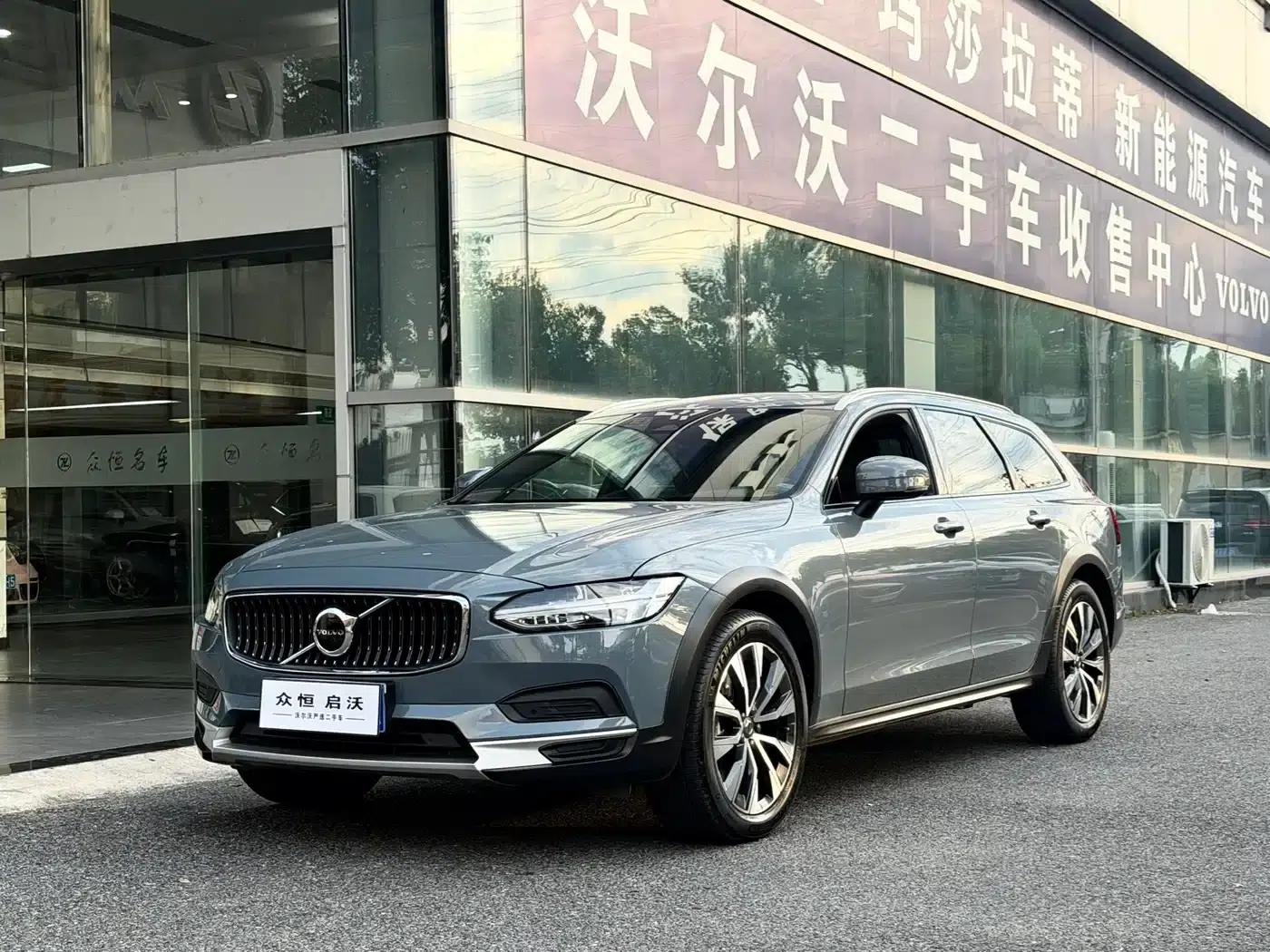 2023 Volvo V90 Cross Country B5 AWD Smart Edition — миниатюра 1