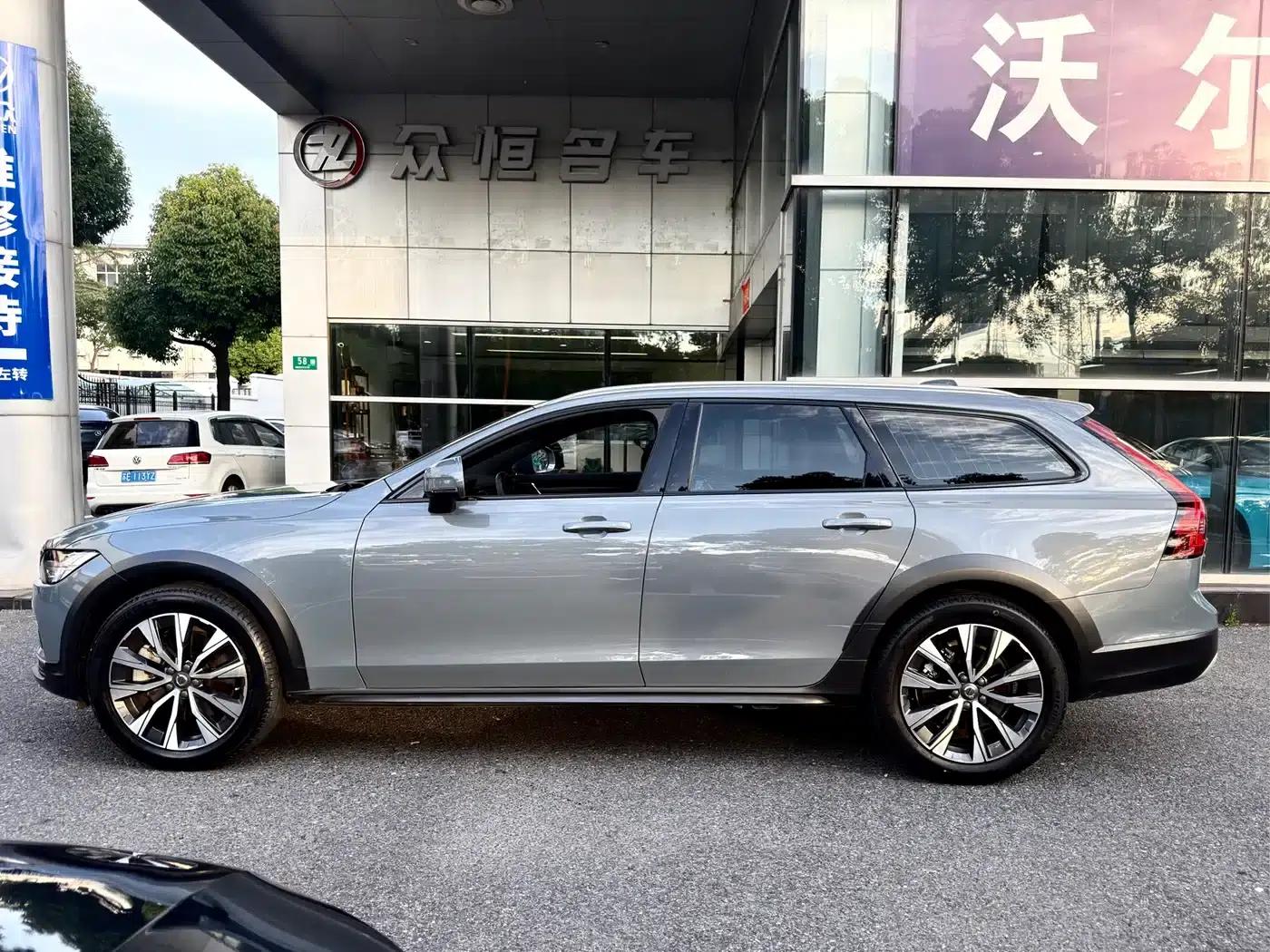 2023 Volvo V90 Cross Country B5 AWD Smart Edition — миниатюра 6