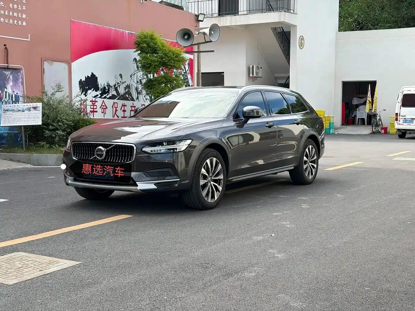 2025 Volvo V90 Cross Country B5 AWD Smart Edition — миниатюра 1