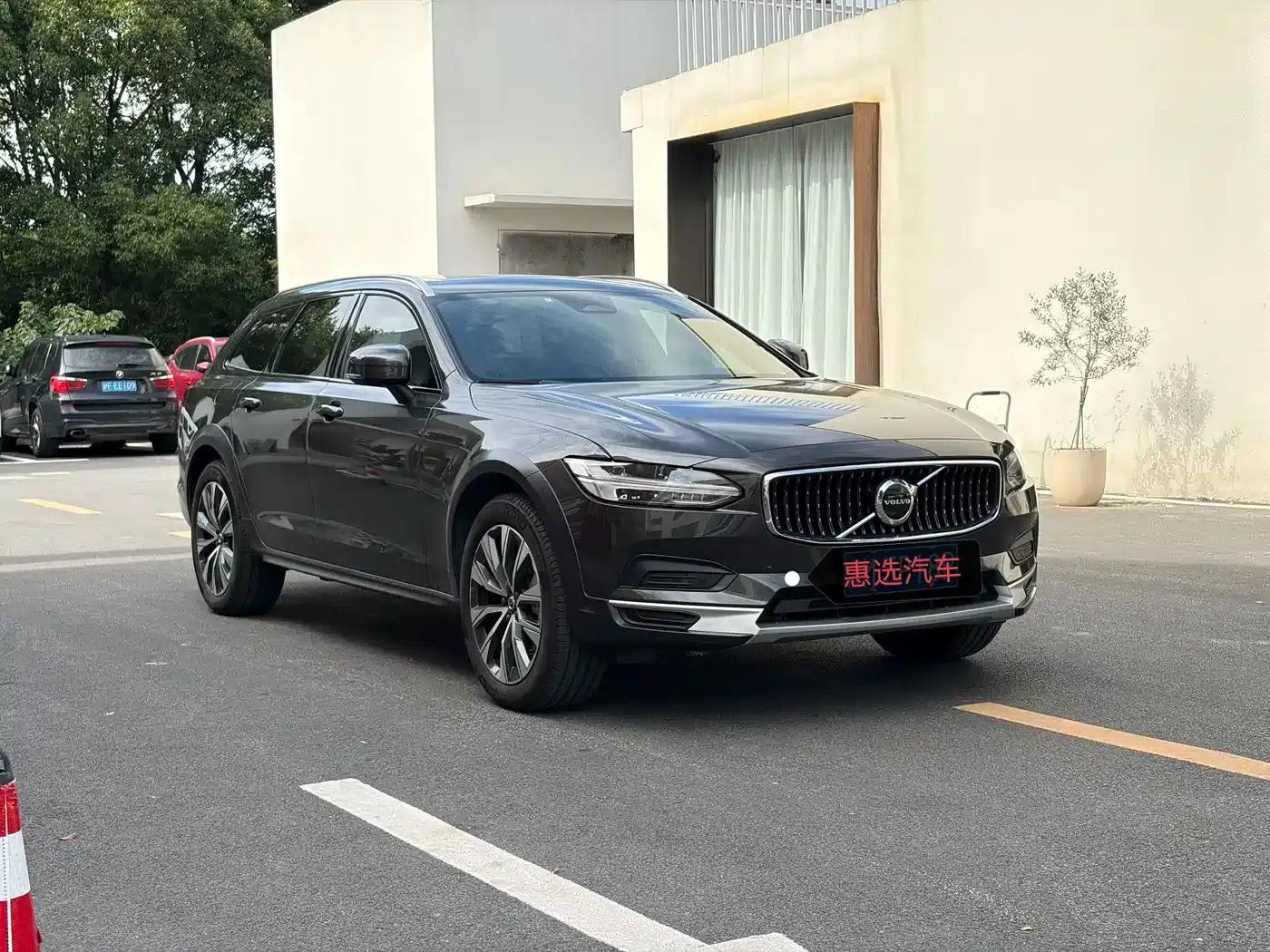 2025 Volvo V90 Cross Country B5 AWD Smart Edition — миниатюра 3