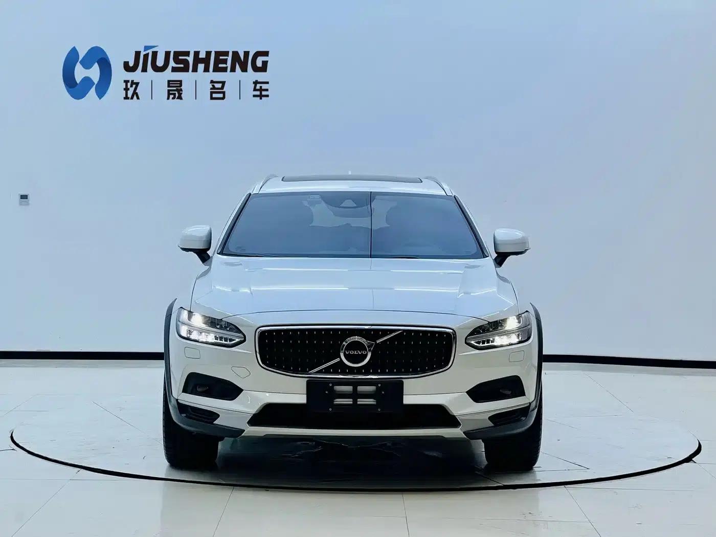 2022 Volvo V90 Cross Country B5 AWD Ultimate Edition — миниатюра 2