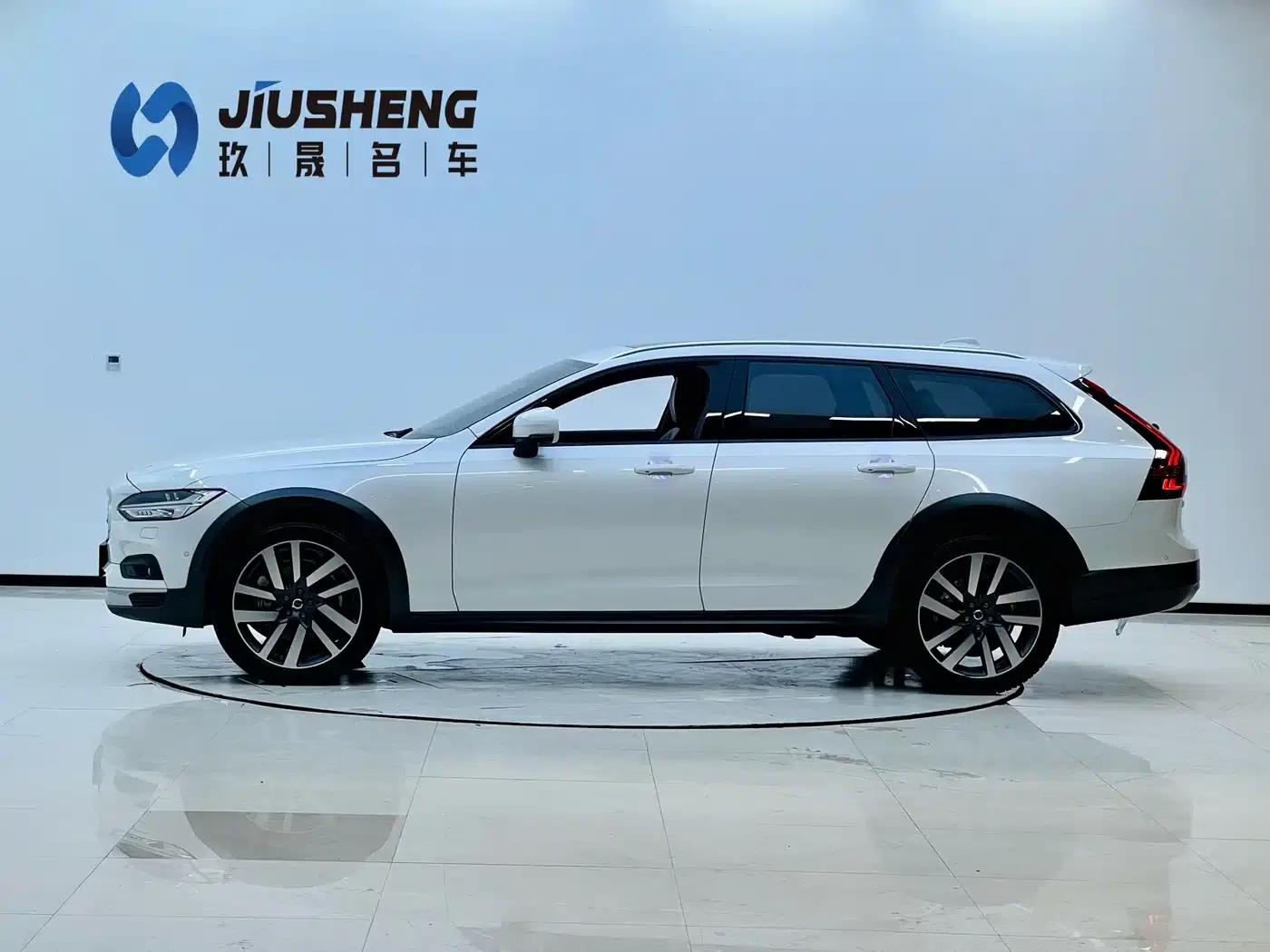 2022 Volvo V90 Cross Country B5 AWD Ultimate Edition — миниатюра 3