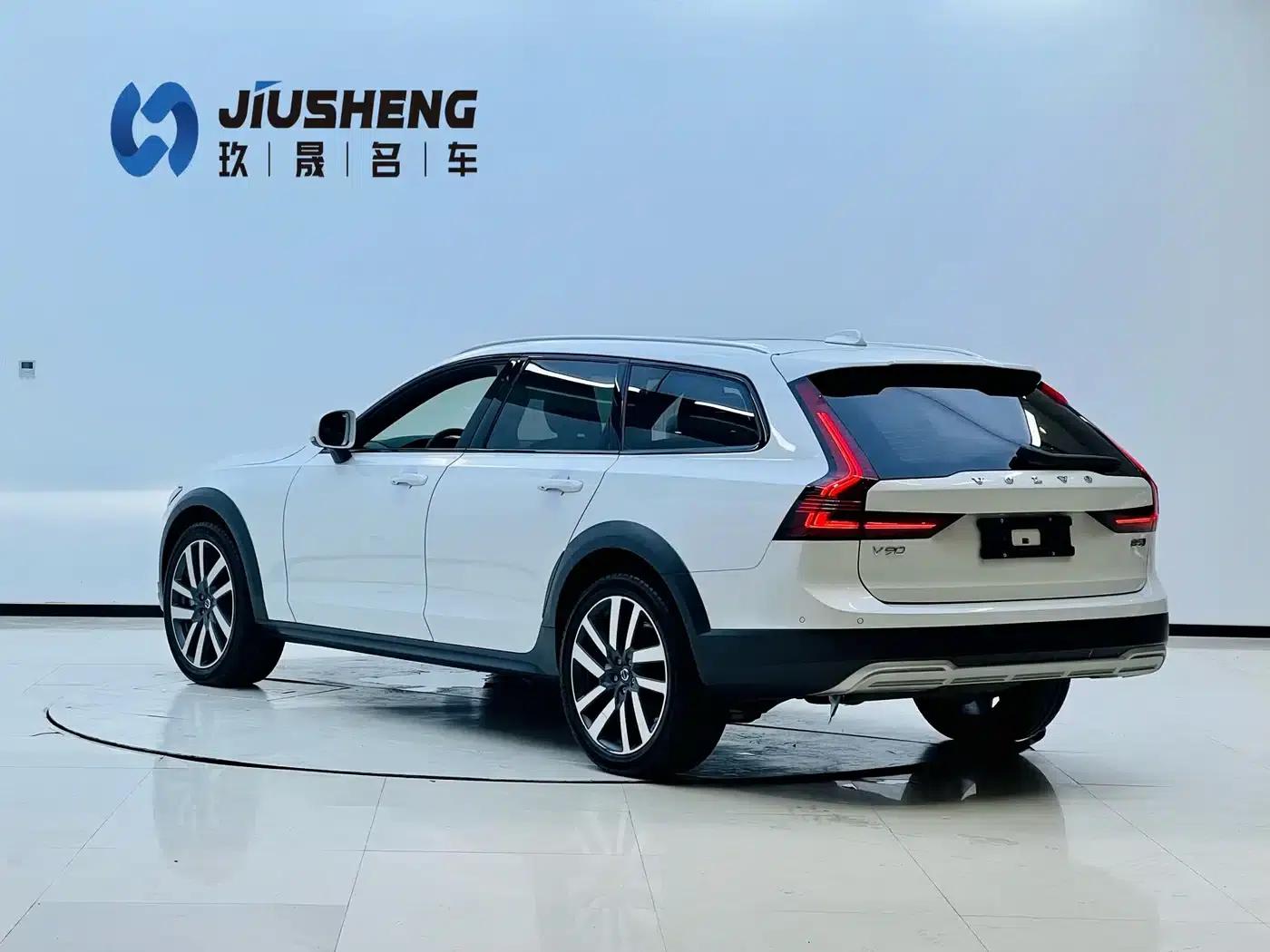2022 Volvo V90 Cross Country B5 AWD Ultimate Edition — миниатюра 4