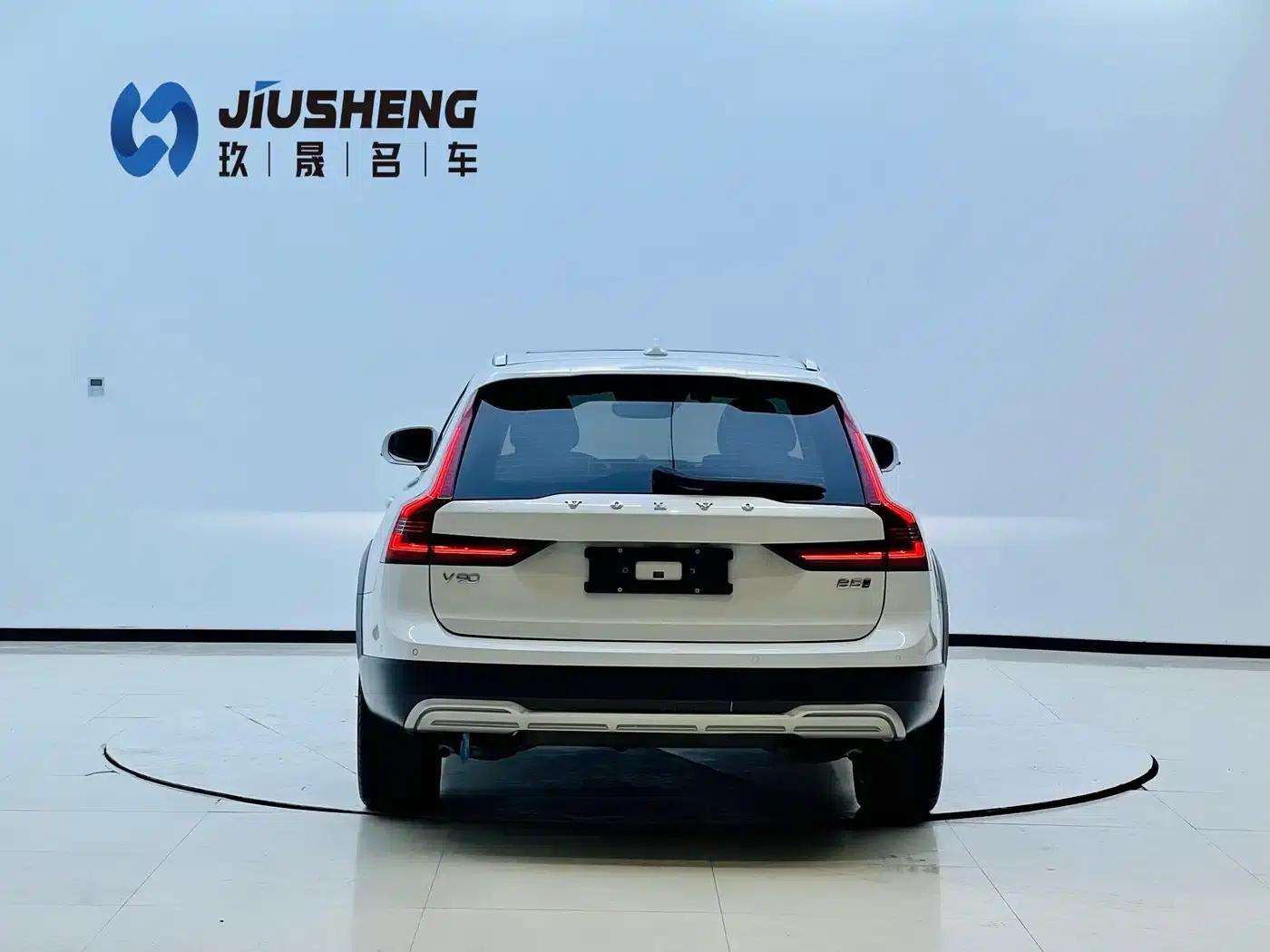 2022 Volvo V90 Cross Country B5 AWD Ultimate Edition — миниатюра 5
