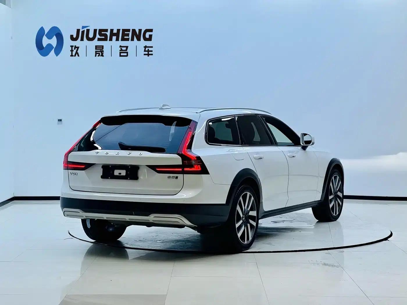 2022 Volvo V90 Cross Country B5 AWD Ultimate Edition — миниатюра 6
