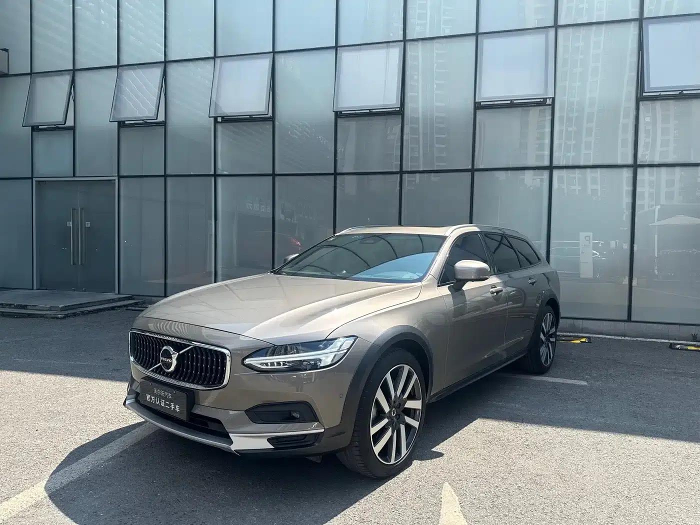 2022 Volvo V90 Cross Country B5 AWD Ultimate Edition — миниатюра 1