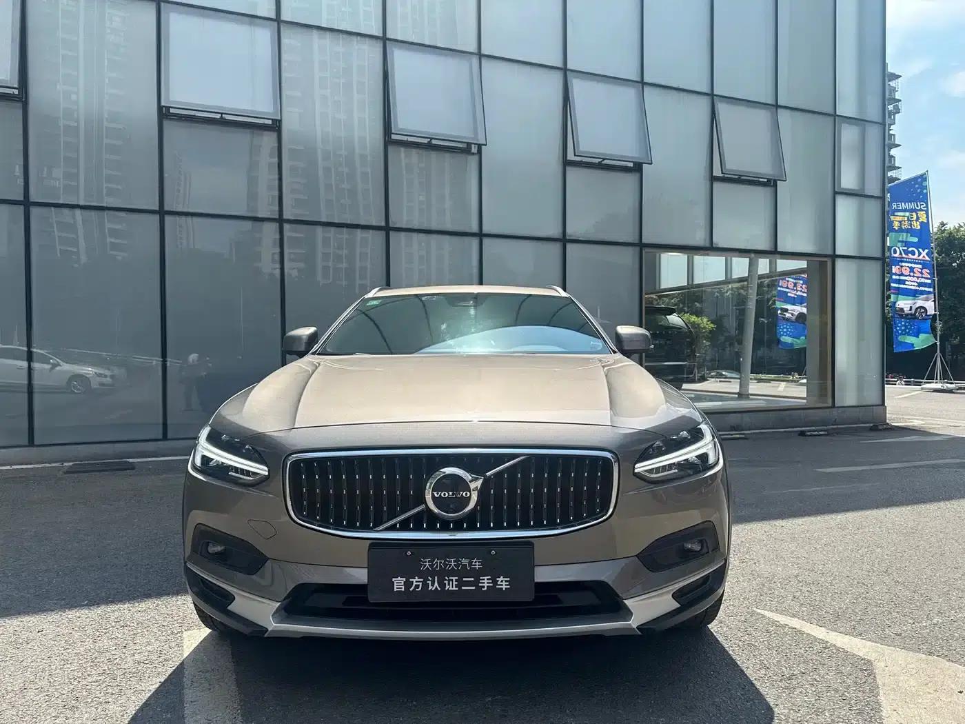 2022 Volvo V90 Cross Country B5 AWD Ultimate Edition — миниатюра 2
