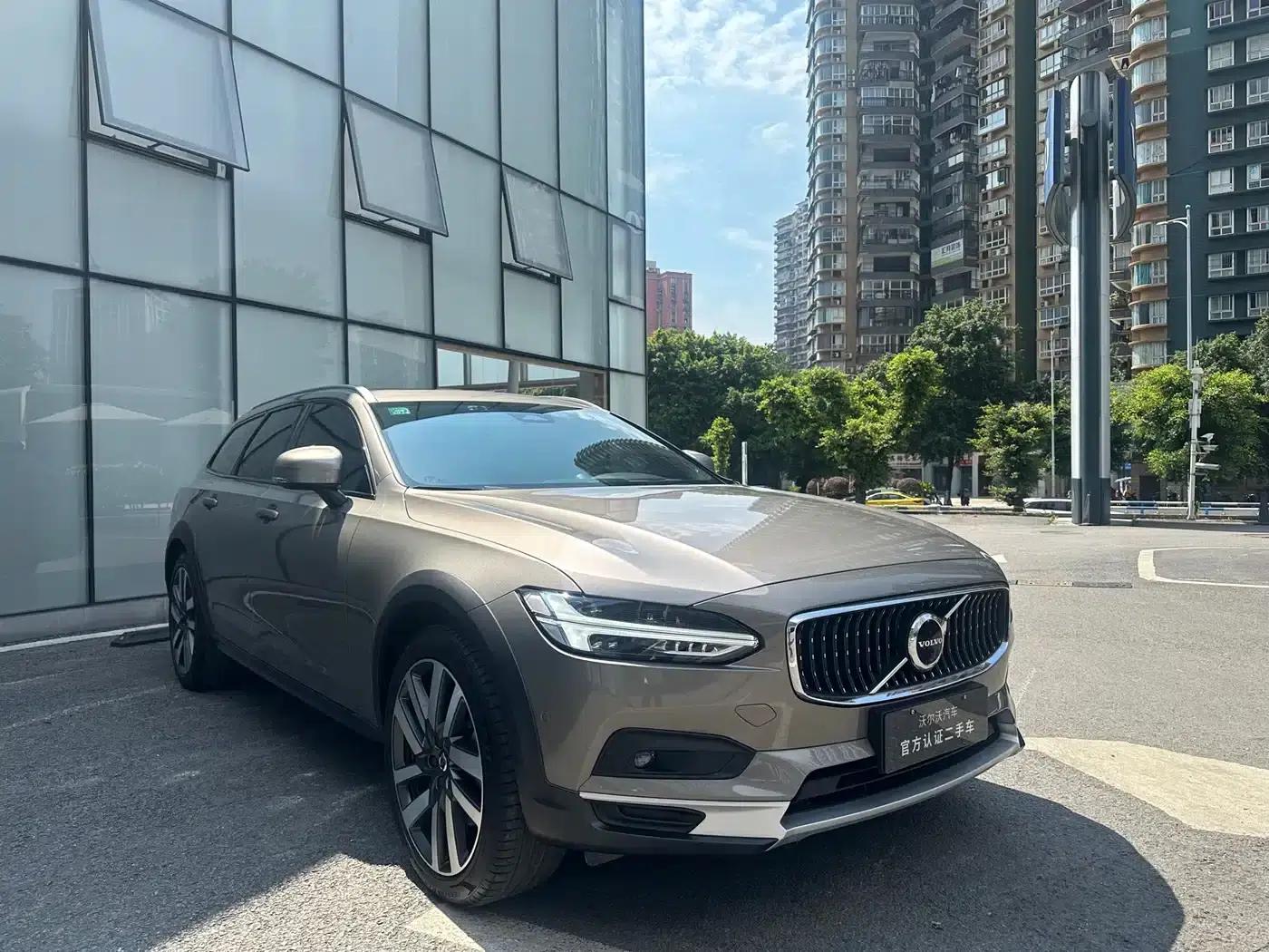 2022 Volvo V90 Cross Country B5 AWD Ultimate Edition — миниатюра 3