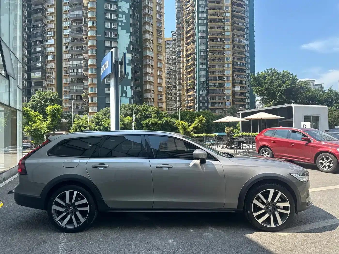 2022 Volvo V90 Cross Country B5 AWD Ultimate Edition — миниатюра 4