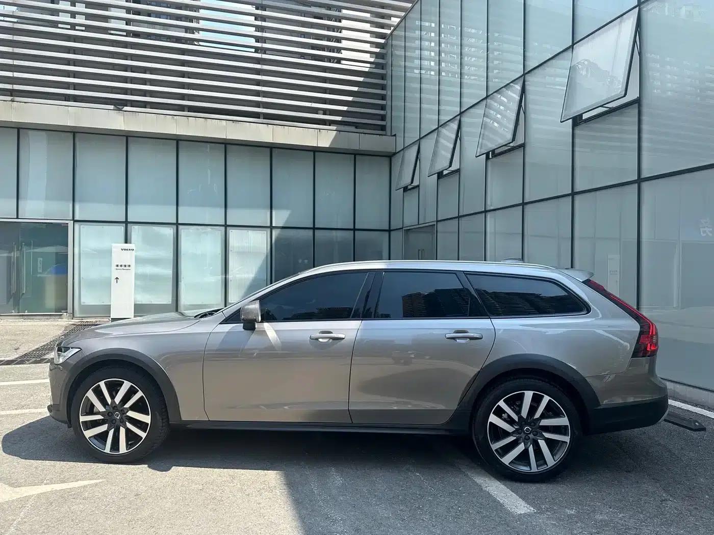 2022 Volvo V90 Cross Country B5 AWD Ultimate Edition — миниатюра 5