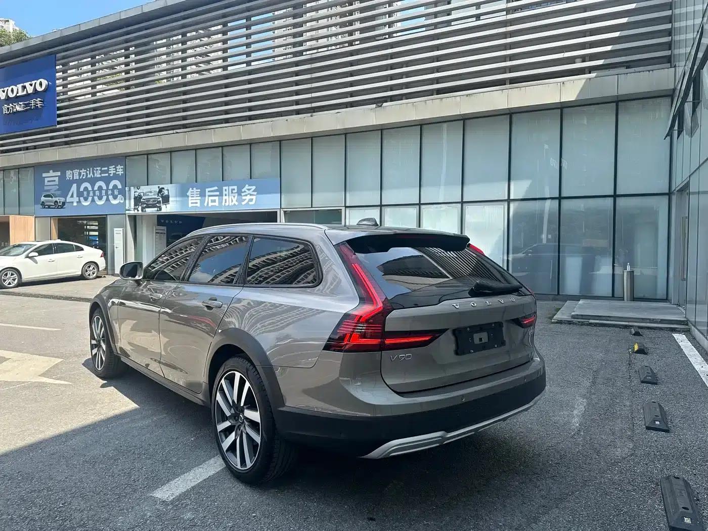 2022 Volvo V90 Cross Country B5 AWD Ultimate Edition — миниатюра 6