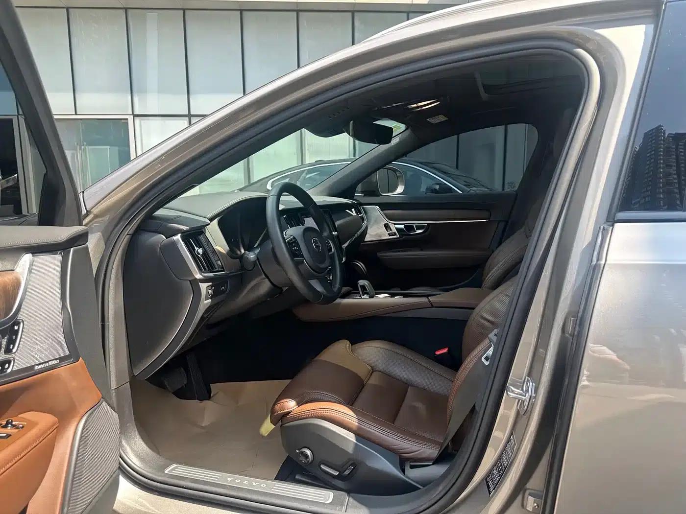 2022 Volvo V90 Cross Country B5 AWD Ultimate Edition — миниатюра 8