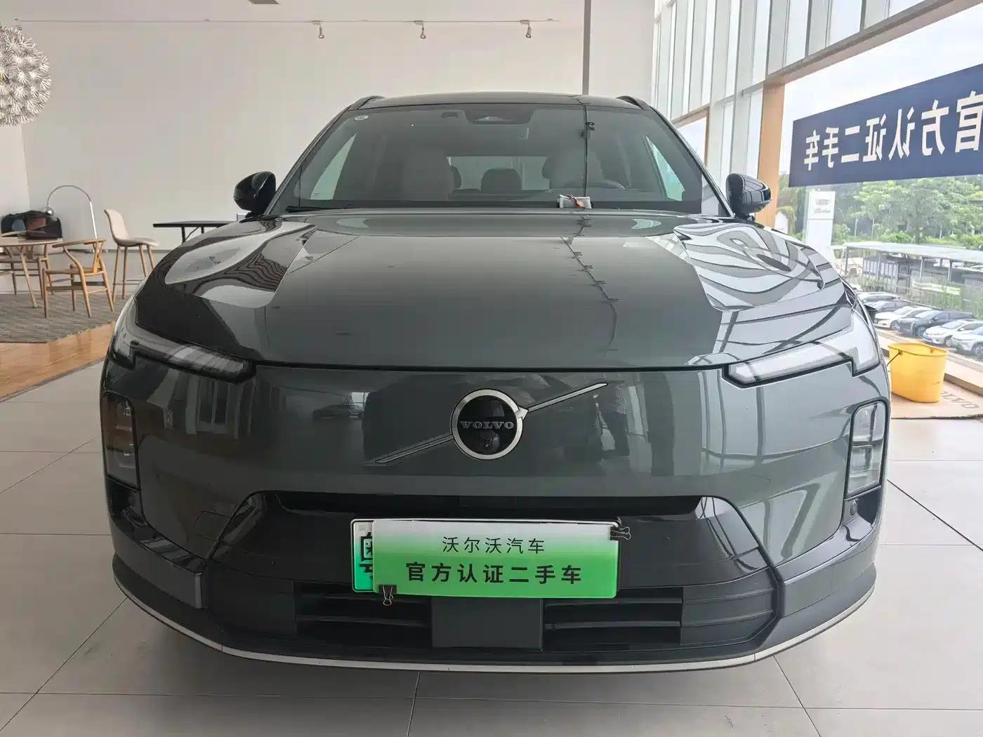 2026 Volvo XC70 Plug-in Hybrid, All-Wheel Drive, Ultra Range — миниатюра 2