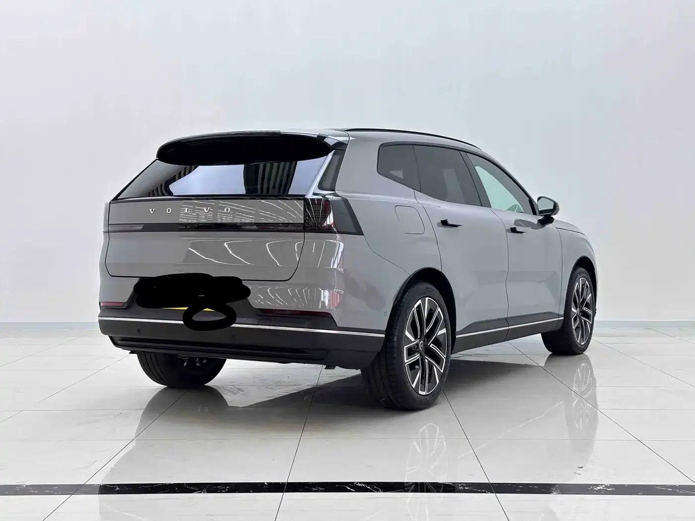 2026 Volvo XC70 Plug-in Hybrid, All-Wheel Drive, Extended Range Plus — миниатюра 3