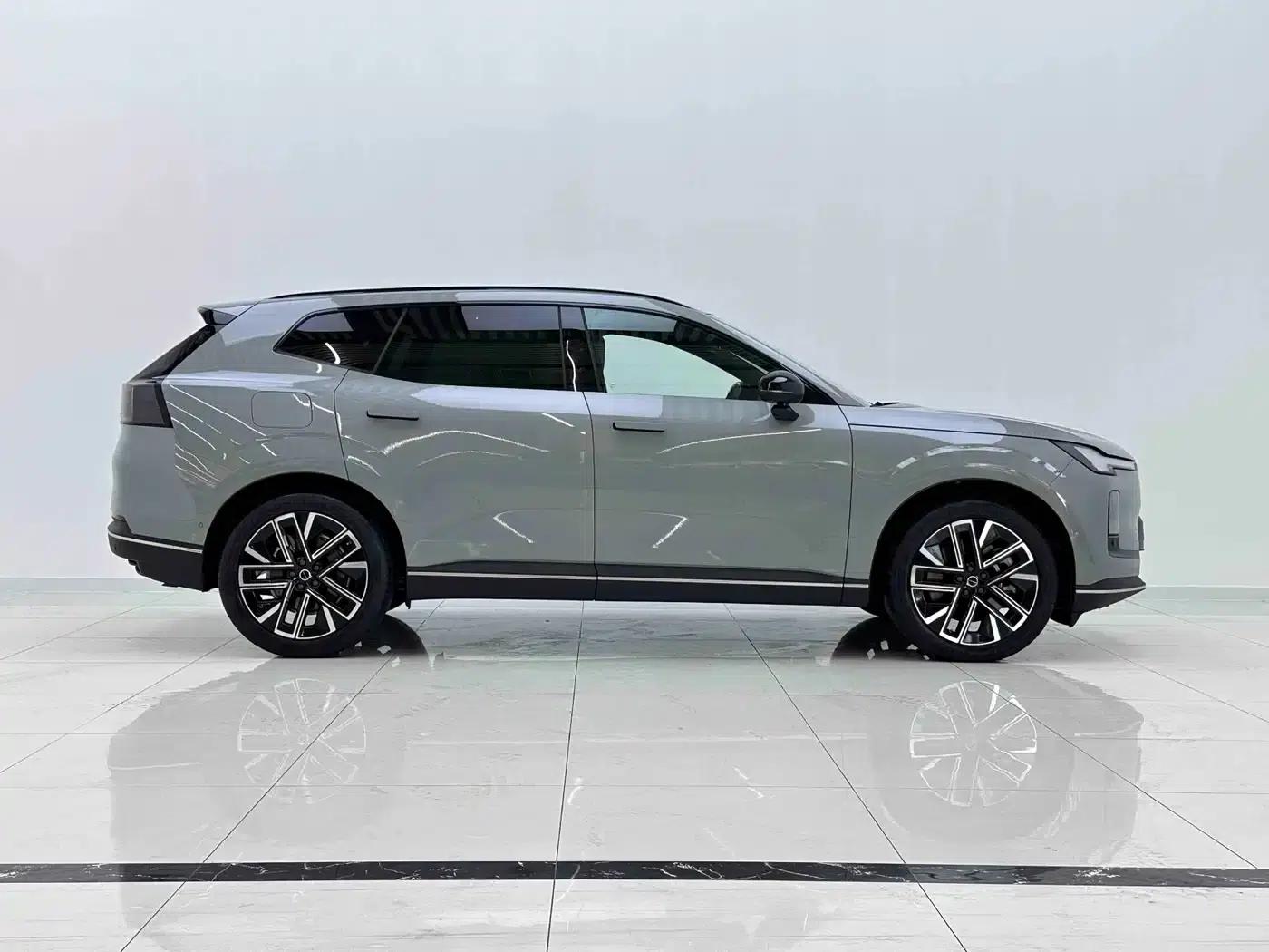 2026 Volvo XC70 Plug-in Hybrid, All-Wheel Drive, Extended Range Plus — миниатюра 8