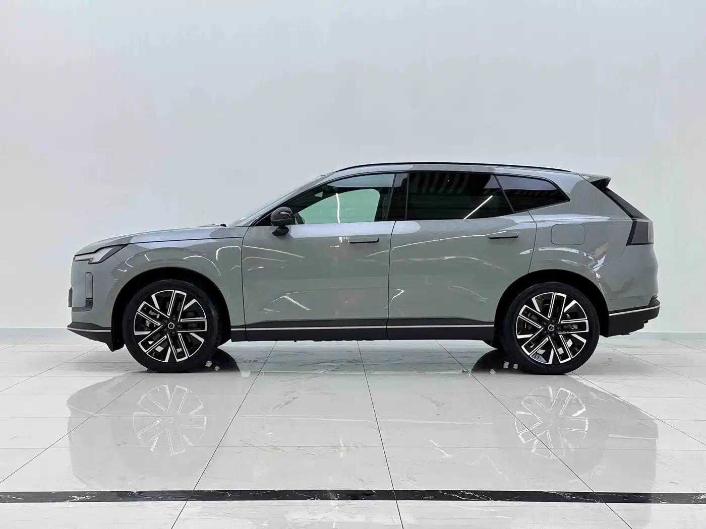 2026 Volvo XC70 Plug-in Hybrid, All-Wheel Drive, Extended Range Plus — миниатюра 9
