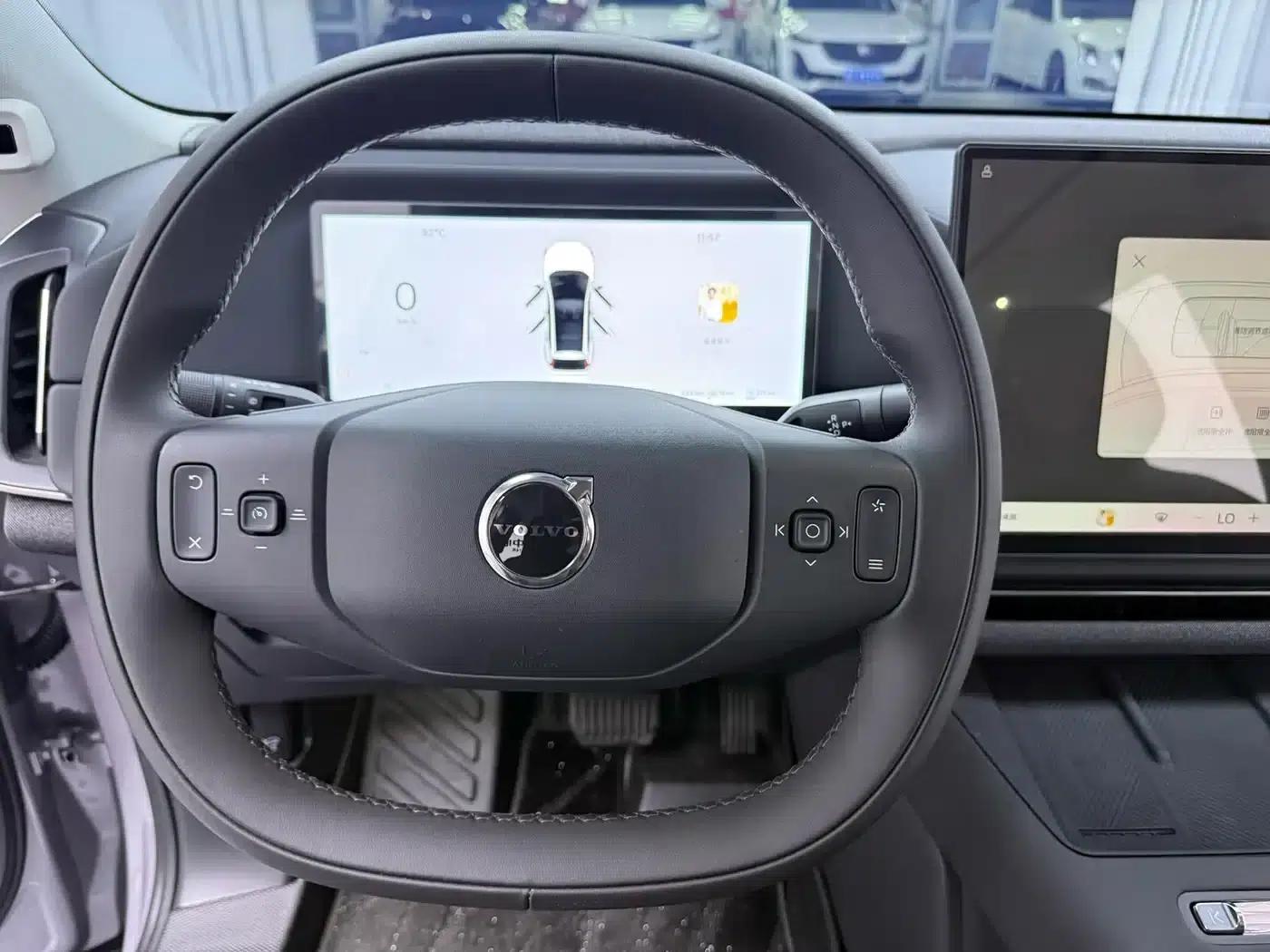 2026 Volvo XC70 Plug-in Hybrid, All-Wheel Drive, Extended Range Plus — миниатюра 2