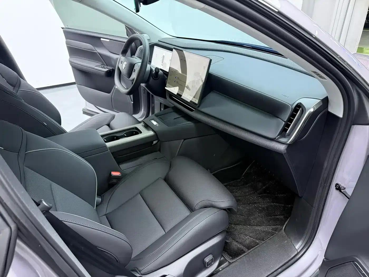 2026 Volvo XC70 Plug-in Hybrid, All-Wheel Drive, Extended Range Plus — миниатюра 3