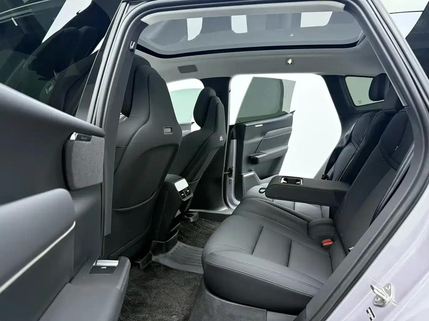 2026 Volvo XC70 Plug-in Hybrid, All-Wheel Drive, Extended Range Plus — миниатюра 4