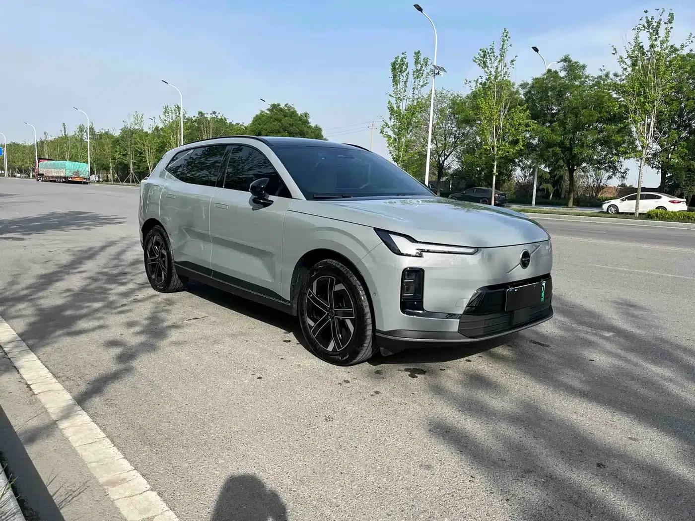 2026 Volvo XC70 Plug-in Hybrid, All-Wheel Drive, Long Range Core — миниатюра 3