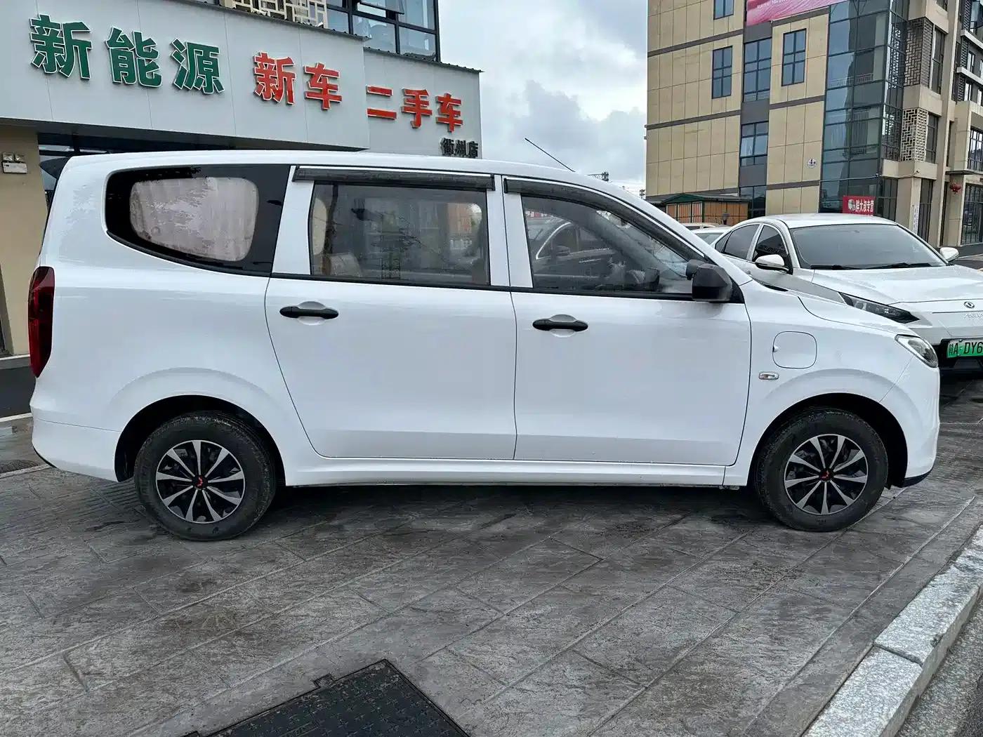 Wuling Hongguang New Energy 2024 Pure Electric Version 300KM Standard Edition — миниатюра 3