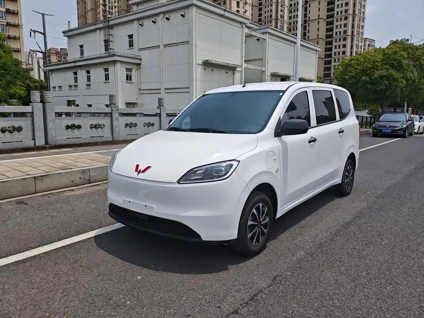 Wuling Hongguang New Energy 2024 Pure Electric Version 300KM Standard Edition — миниатюра 1
