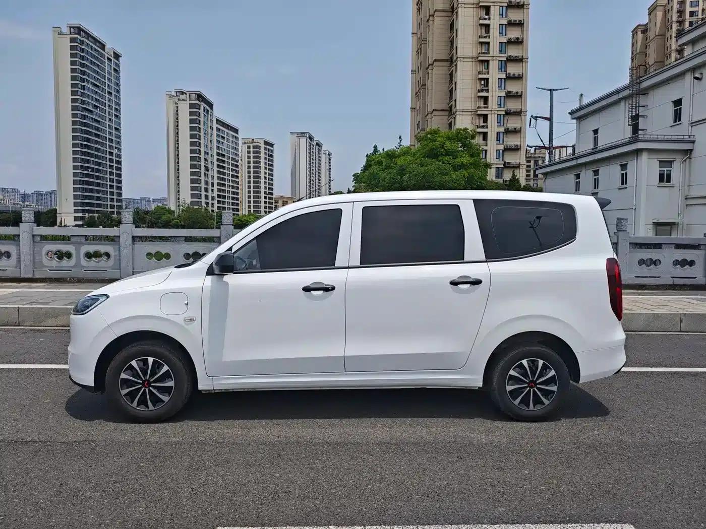 Wuling Hongguang New Energy 2024 Pure Electric Version 300KM Standard Edition — миниатюра 4