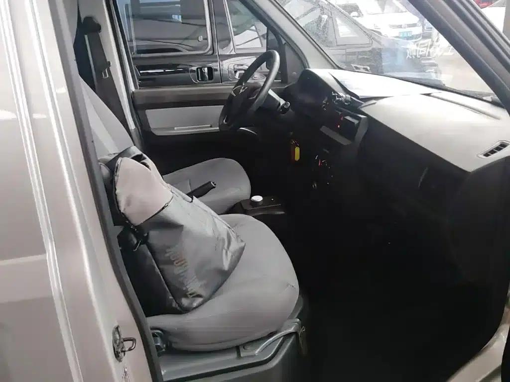 Wuling Rongguang EV 2020 Bus Basic Model 7-seater 300km Range — миниатюра 25